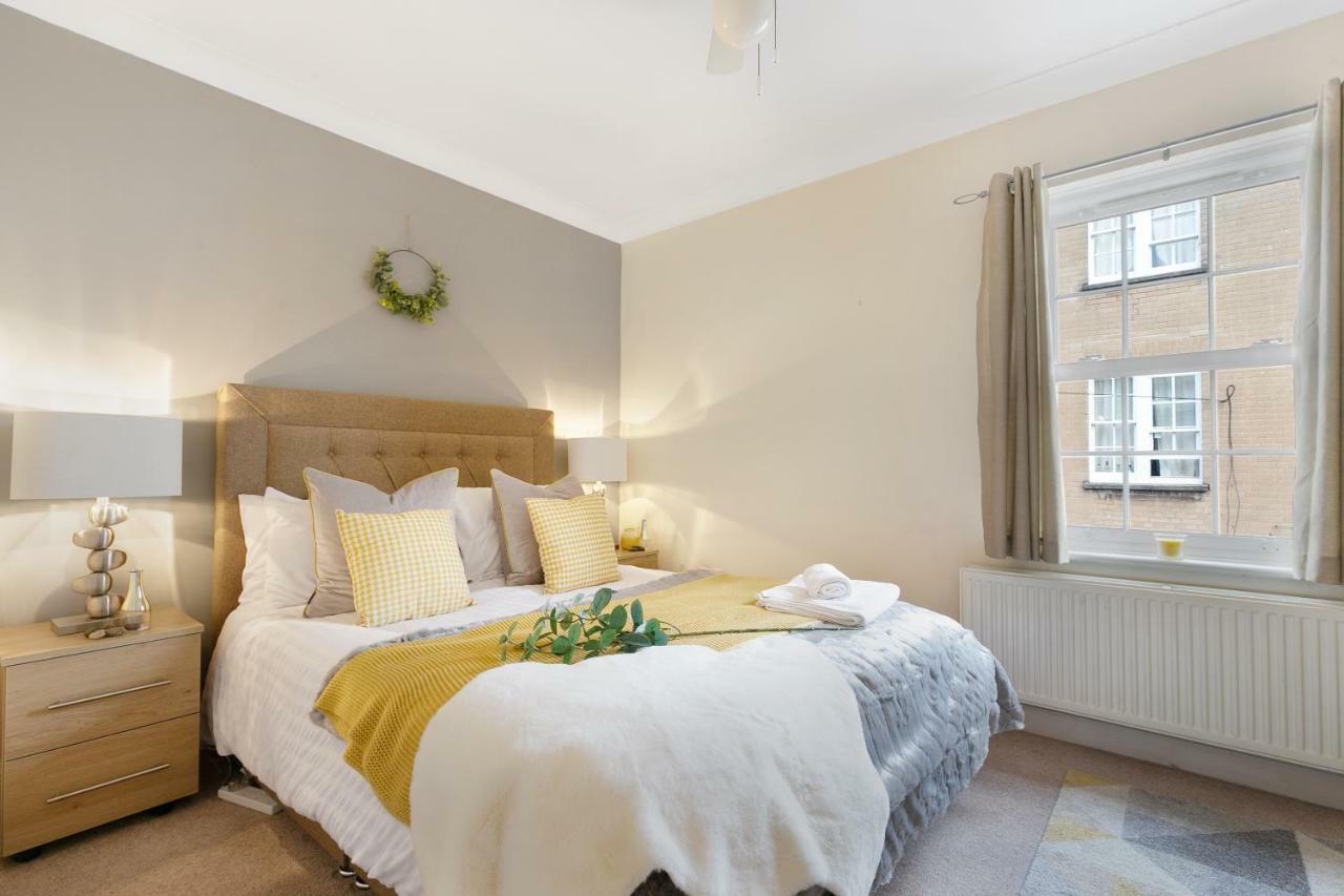 Stylish - Parking - Garden - Sleeps 6 Holiday home *